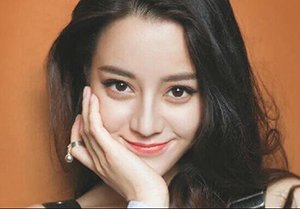 دىلرابا 6 خىل تىلدا سۆزلىيەلەيدىكەن