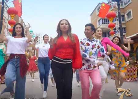 ئادىلە سىدىق بىلەن ھوشۇق پىچاق چوڭ بازاردا