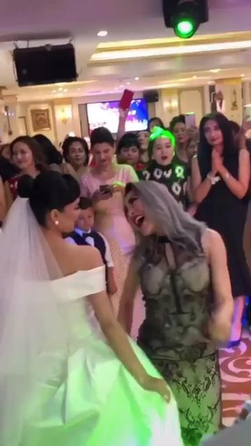 你在婚礼上玩吧，做完再玩吧。