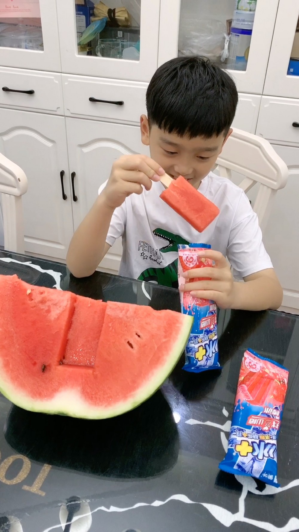 不要急着相信你哥哥。