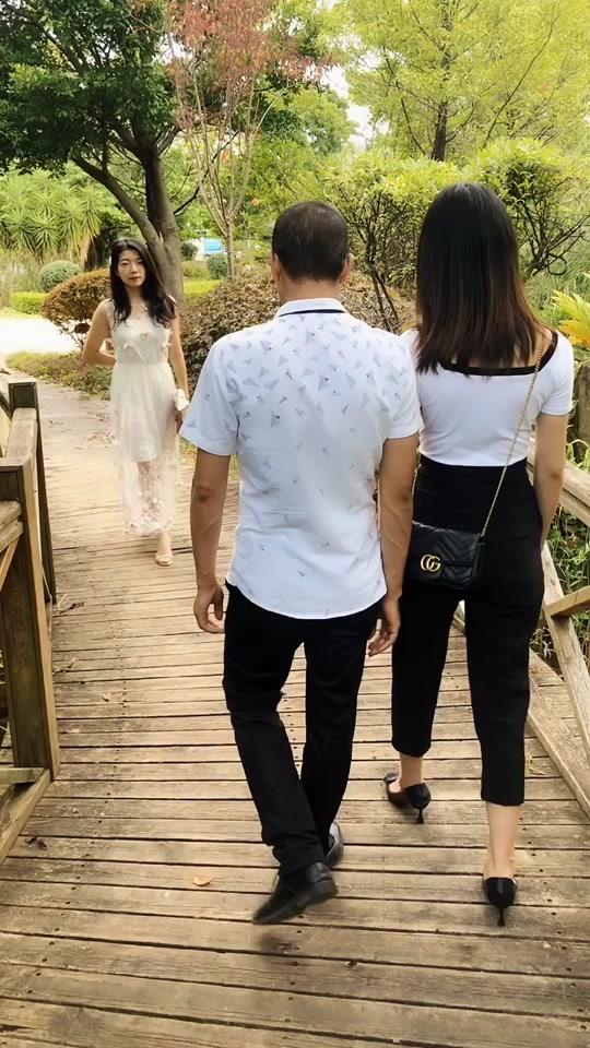 虽然他的女朋友在身边，但看别的女孩的小伙子我们该怎么说呢？