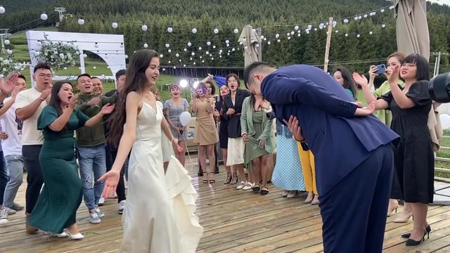 你的婚礼就这样热闹起来了。