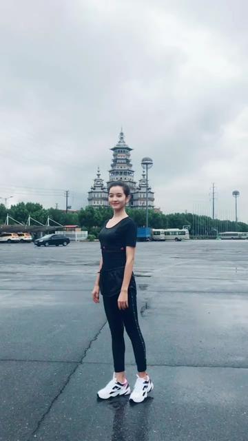 那我们跳舞吧。