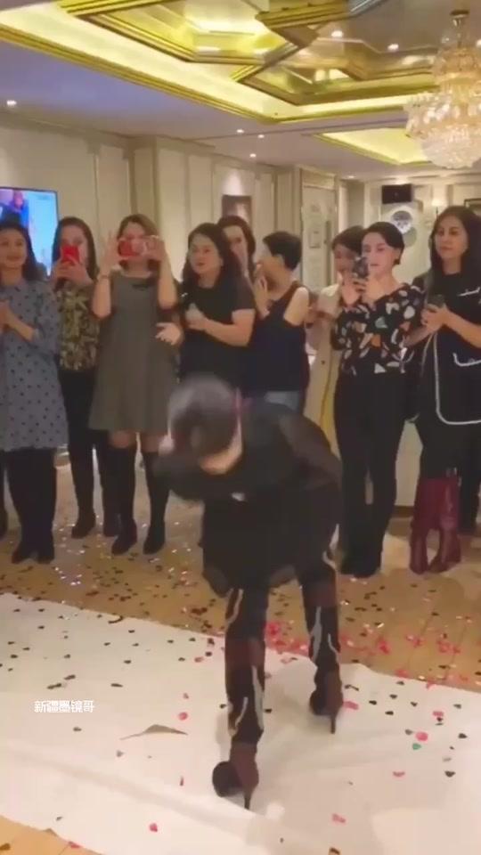 他的舞跳得特别厉害。